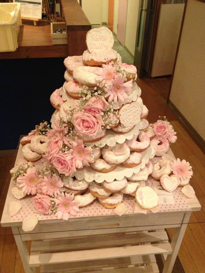 花嫁の間で人気急上昇 結婚式のウェディングケーキに代わる ドーナツタワー がとってもオシャレ