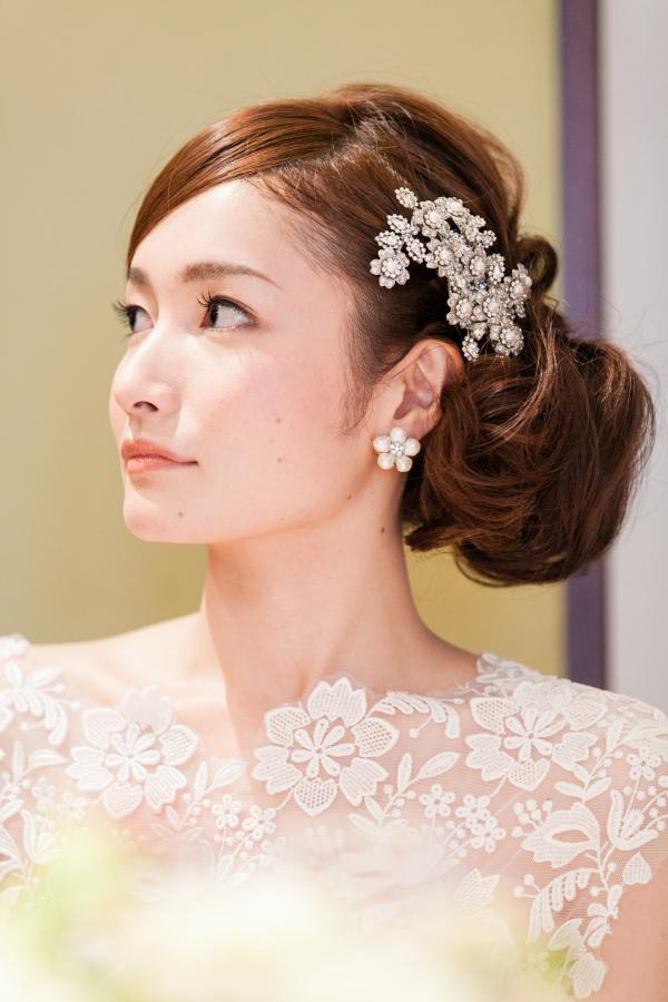 花嫁のスタイル別 おしゃれカラードレス 髪型80選