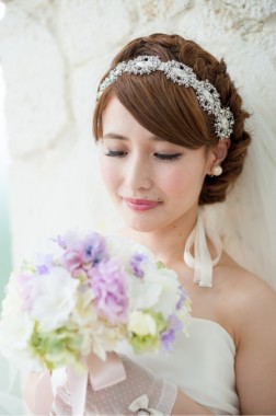 花嫁のスタイル別 おしゃれカラードレス 髪型80選