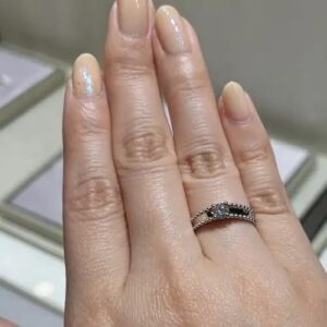 Van Cleef & Arpels（ヴァンクリーフ＆アーペル）の婚約指輪の着用画像【エステル ソリティア】
