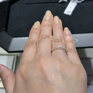 Van Cleef & Arpels（ヴァンクリーフ＆アーペル）の婚約指輪の着用画像【ロマンス エタニティリング】