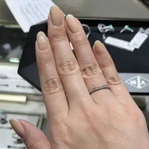 Van Cleef & Arpels（ヴァンクリーフ＆アーペル）の婚約指輪の着用画像【ロマンス エタニティリング】