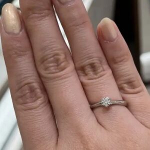 4℃ BRIDAL（ヨンドシーブライダル）の婚約指輪の着用画像【50th アクアループ】