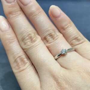 ROYAL ASSCHER（ロイヤル・アッシャー）の婚約指輪の着用画像【ERA260】