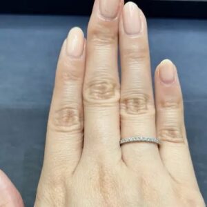 ROYAL ASSCHER（ロイヤル・アッシャー）の婚約指輪の着用画像【JRA0220BP】