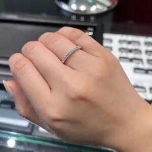 LAZARE DIAMOND（ラザール ダイヤモンド）の婚約指輪の着用画像【MATINEE マチネ （ハーフエタニティ）】