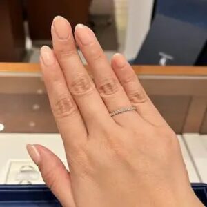 GINZA DIAMOND SHIRAISHI（銀座ダイヤモンドシライシ）の婚約指輪の着用画像【OR Eternity　 オーアール　エタニティ】