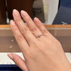 GINZA DIAMOND SHIRAISHI（銀座ダイヤモンドシライシ）の婚約指輪の着用画像【Radiant Days ラディアント デイズ】