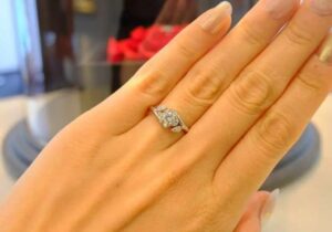 EIKA（エイカ）の婚約指輪の着用画像【ブリリアントローズ　EC1030】