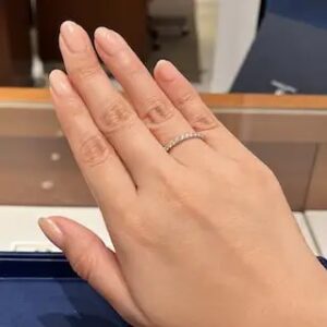 GINZA DIAMOND SHIRAISHI（銀座ダイヤモンドシライシ）の婚約指輪の着用画像【OR Eternity　06 オーアール　エタニティ　06】