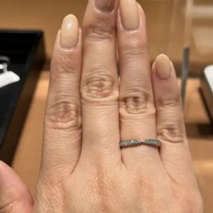 Tiffany（ティファニー）の婚約指輪の着用画像【ティファニー ハーモニー™ ビーズ セット ダイヤモンド リング】