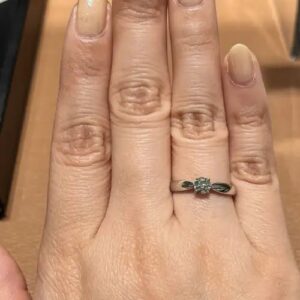 Tiffany（ティファニー）の婚約指輪の着用画像【ティファニー ハーモニー™ ラウンド ブリリアント エンゲージメント リング プラチナ】