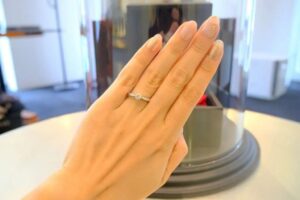 EIKA（エイカ）の婚約指輪の着用画像【絞りミルグレイン　EC1022】