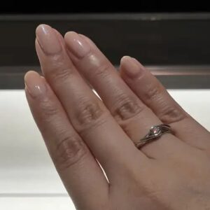 NIWAKA （俄）の婚約指輪の着用画像【望MOCHIZUKI】