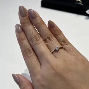 BRILLIANCE+（ブリリアンスプラス）の婚約指輪の着用画像【プリズム ソリティア】