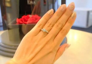 EIKA（エイカ）の婚約指輪の着用画像【ローズ・ツインエタニティアーム　EC1007】