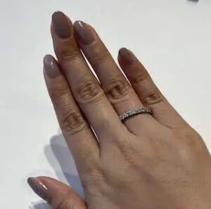 BRILLIANCE+（ブリリアンスプラス）の婚約指輪の着用画像【スクエア ダイヤモンド ハーフエタニティ】