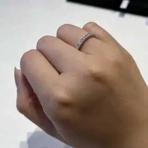 BRILLIANCE+（ブリリアンスプラス）の婚約指輪の着用画像【スクエア フルエタニティ】