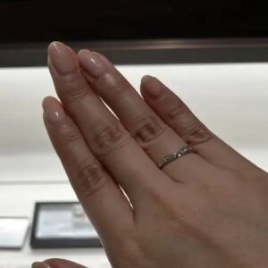 NIWAKA （俄）の婚約指輪の着用画像【睡蓮SUIREN】