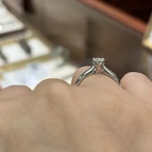 K.uno（ケイウノ）の婚約指輪の着用画像【White Lily ホワイトリリー】