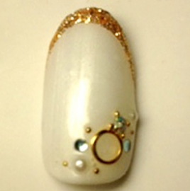 ホワイトの単色に、指先がゴールドのライン。さらに宝石のようなラインストーンを飾り、エレガントな指先に