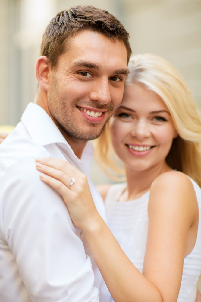 婚約指輪をもらったらいつからつける？