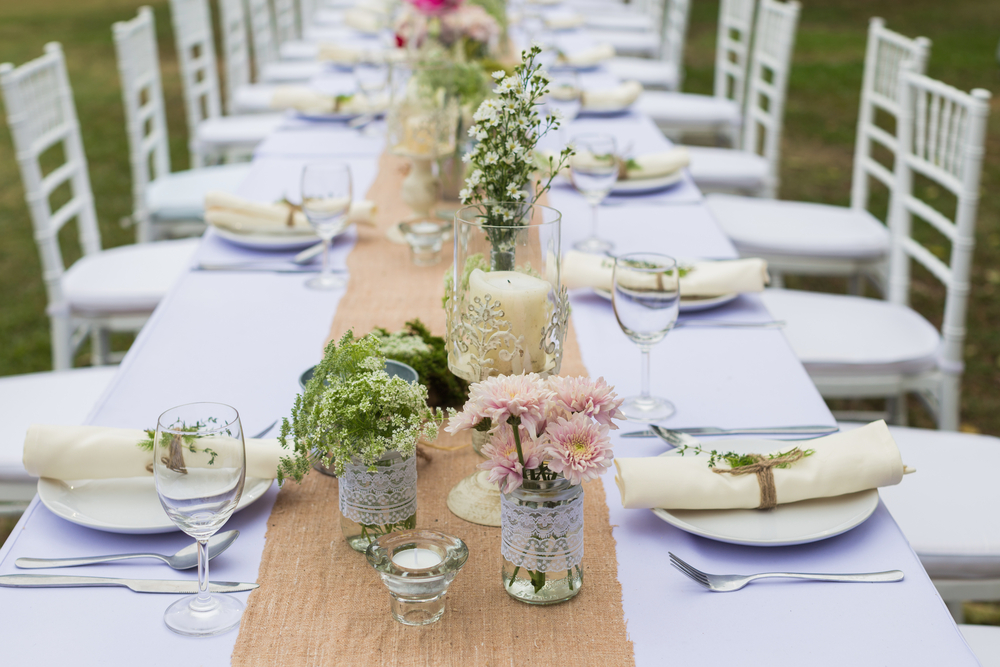 結婚式のゲストテーブルを彩る テーブルランナー選びのコツ アイデアまとめ