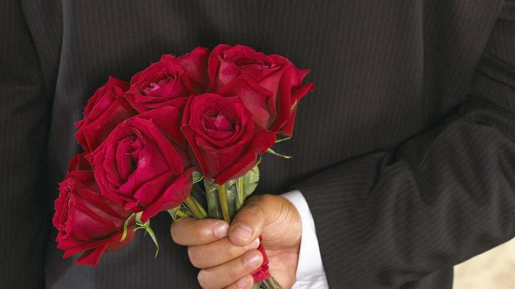 roses_flowers_bouquet_man_hand_surprise_41032_2048x1152-2