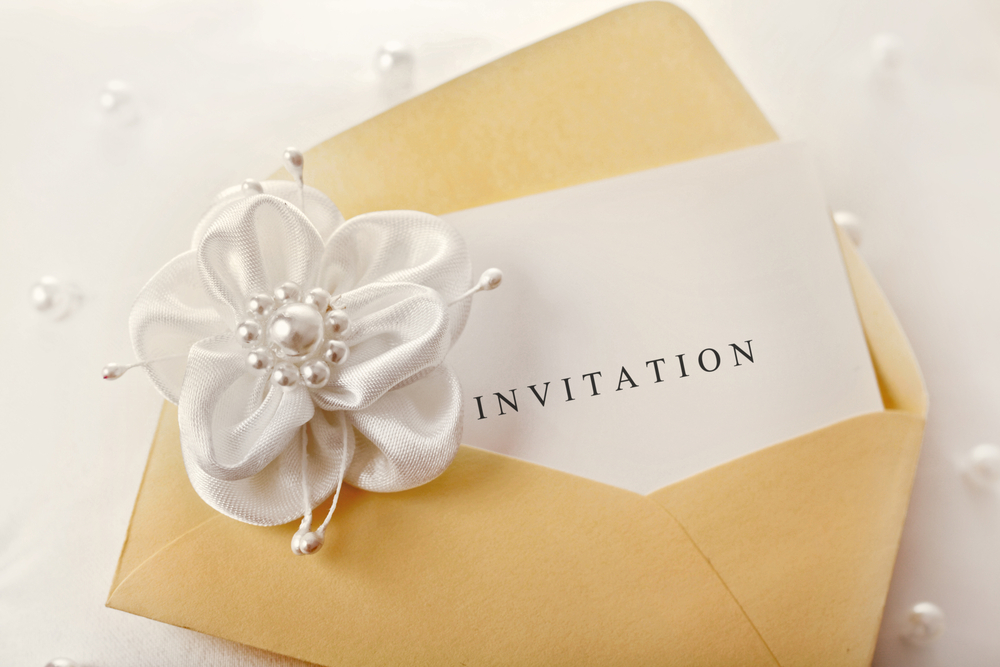 結婚式の招待状 郵送と手渡しで違う 正しい封筒への入れ方とは