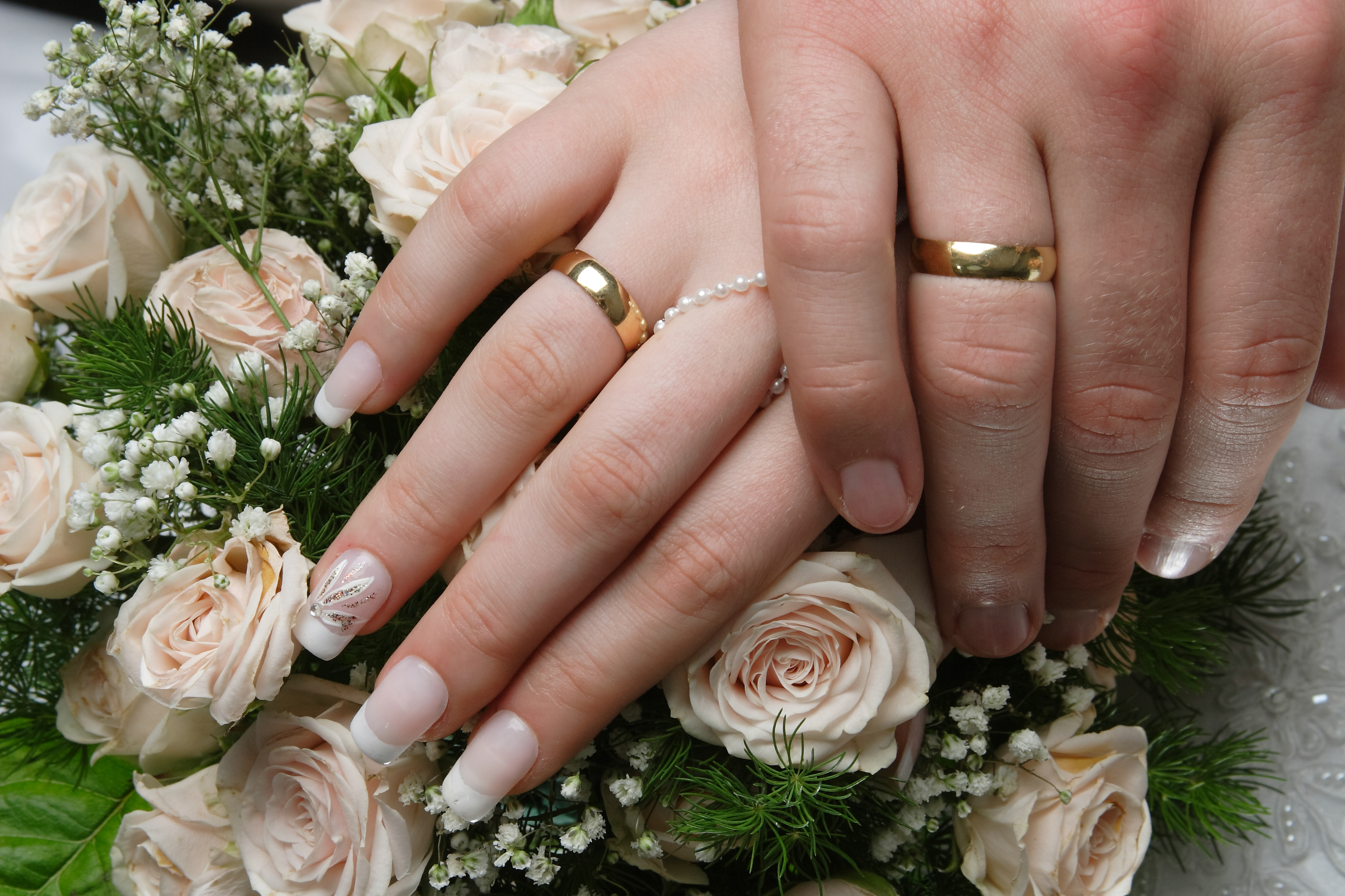ゴールド素材の結婚指輪のおしゃれデザイン画像選