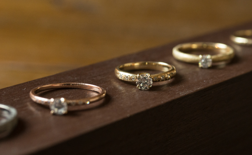 できるだけ安い婚約指輪でプロポーズを成功させるアイデアとおすすめブランド
