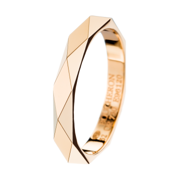 イエローゴールドと幾何学的なラインが特徴的な、ブシュロンの結婚指輪「ファセット イエローゴールド リング」