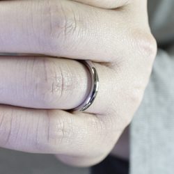 厚さが厚めの結婚指輪を着用している