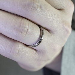 厚さが普通の結婚指輪を着用している