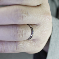 厚さが薄めの結婚指輪を着用している