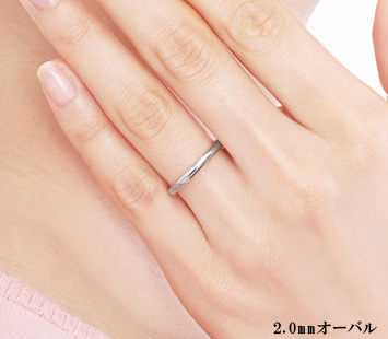 幅が2.0mmの結婚指輪を着用している