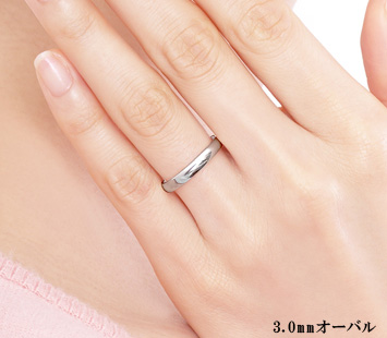 幅が3.0mmの結婚指輪を着用している