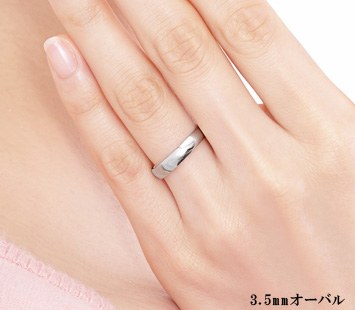 幅が3.5mmの結婚指輪を着用している