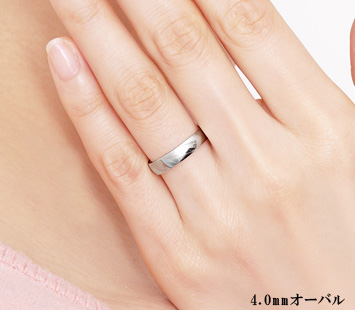 幅が4.0mmの結婚指輪を着用している