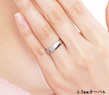 幅が4.5mmの結婚指輪を着用している