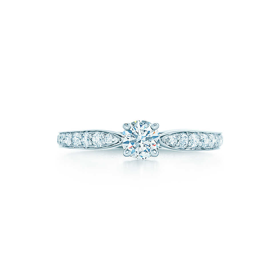 【ティファニーの婚約指輪】人気デザイン5選と保証、刻印情報