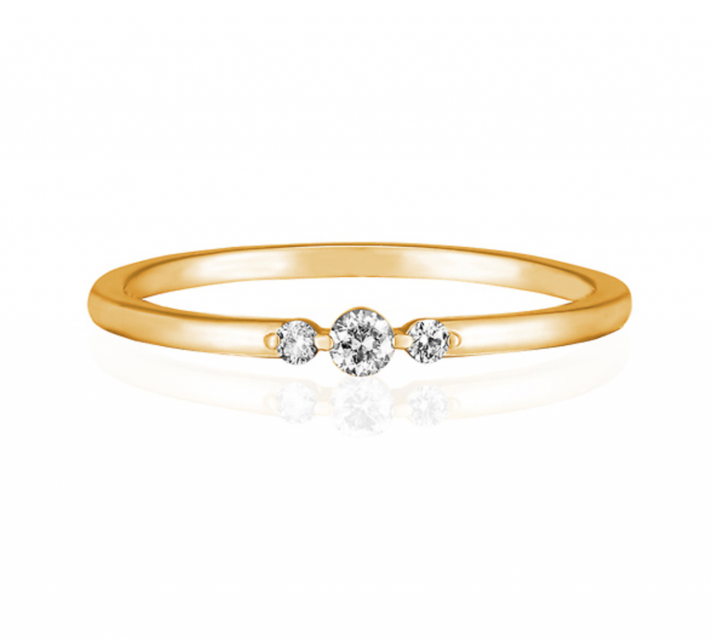 華奢なゴールドアームに3石のダイヤモンドが可愛い、4℃のK18イエローゴールドリング