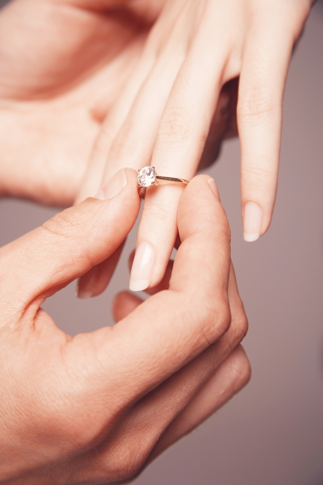 美しい手で撮りたい 婚約指輪の撮り方とおすすめの撮影アイデア