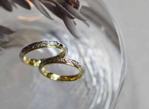 内側がグリーンゴールドで外側にデザインを刻んだrenriの結婚指輪