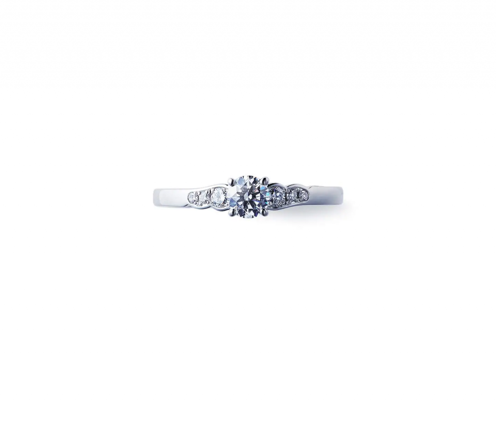 20代女性に人気の婚約指輪デザイン俄（にわか）の《花麗　HANAURARA》