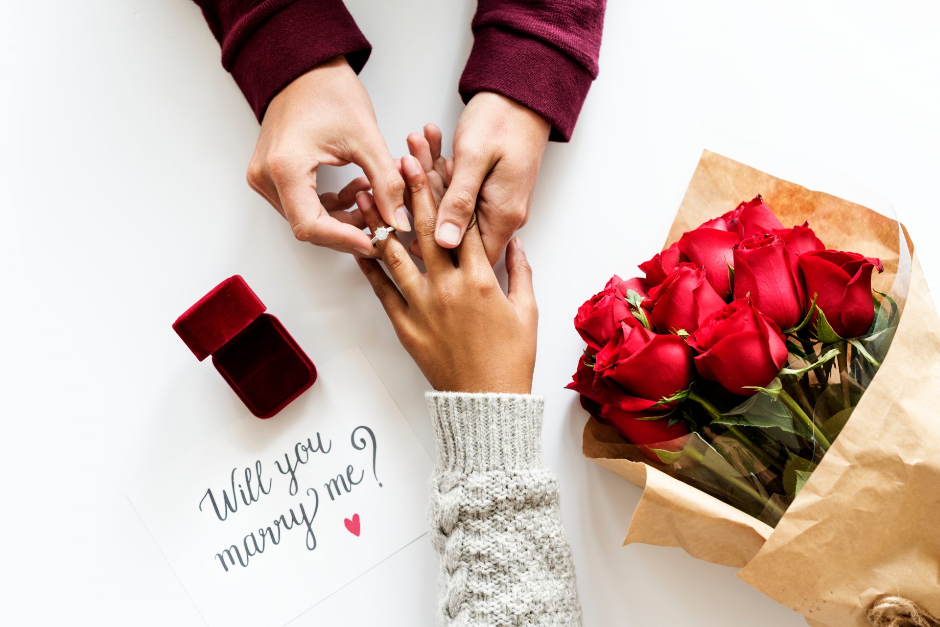 プロポーズで花束と指輪を渡す順番は 花束の選び方から相場まで完全解説