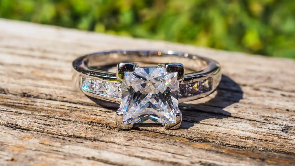 婚約指輪はスクエアカットで個性がキラリ！四角いダイヤの指輪14選！