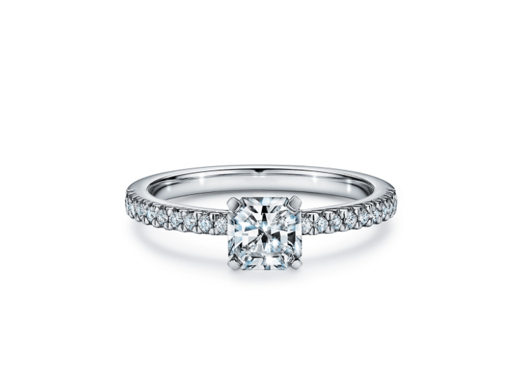 婚約指輪はスクエアカットで個性がキラリ！四角いダイヤの指輪14選！