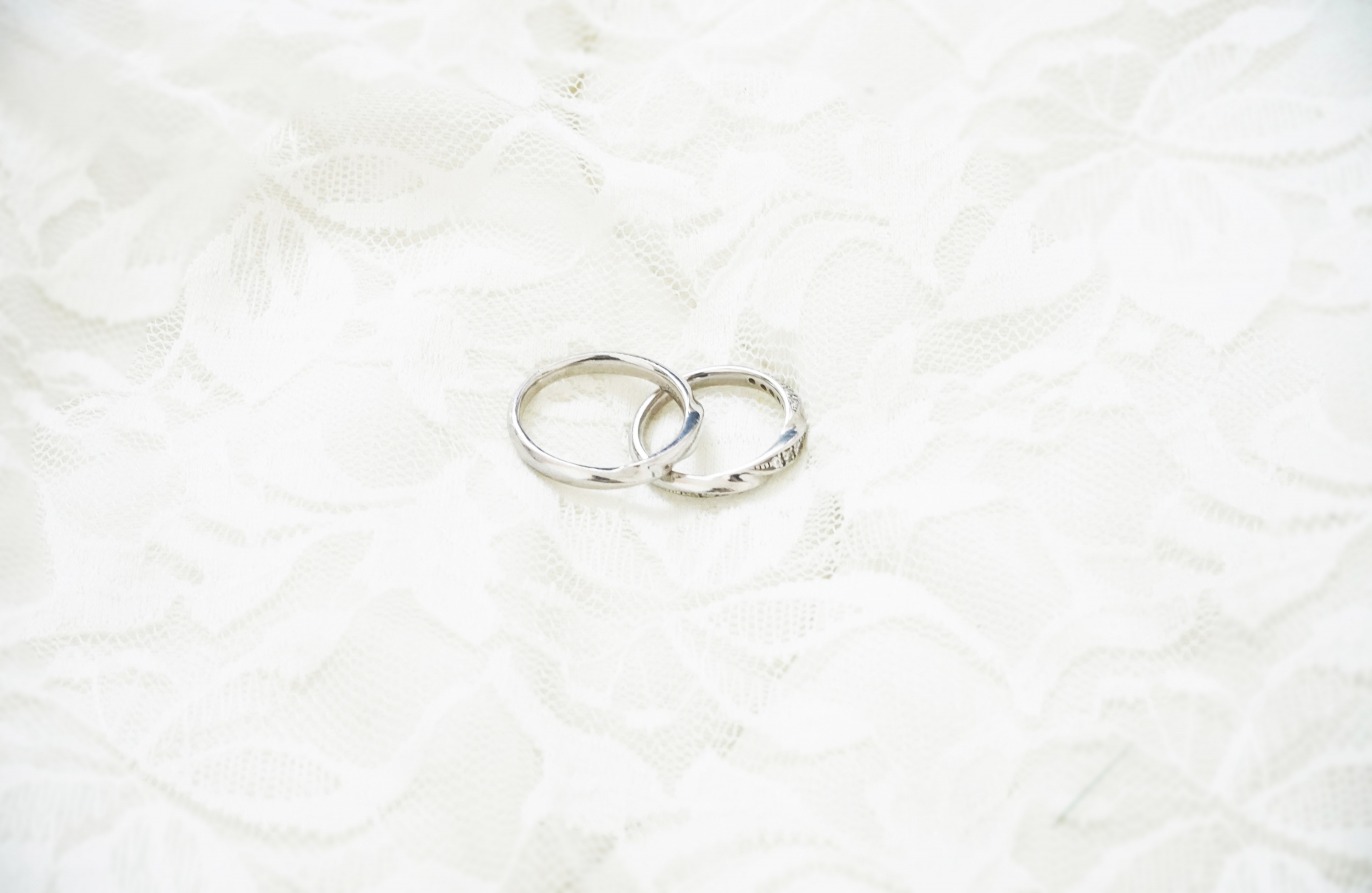 ファッションにも合わせやすいおしゃれなデザインの結婚指輪特集