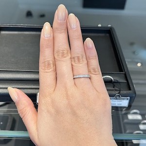 エクセルコ ダイヤモンドの婚約指輪「Dispersion 4」の着用画像